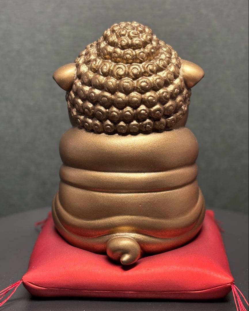 仏おパグさん:ゴールド(座布団風台座付き)