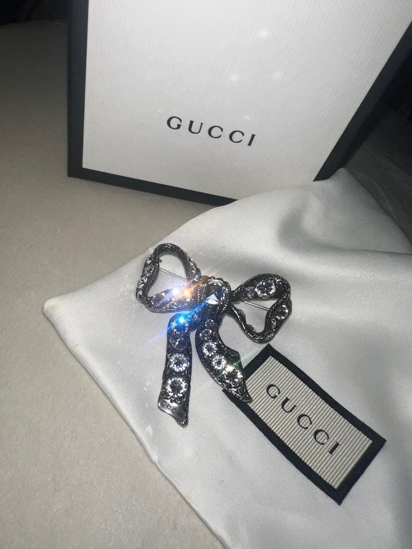GUCCI リボンブローチ クリスタル付き