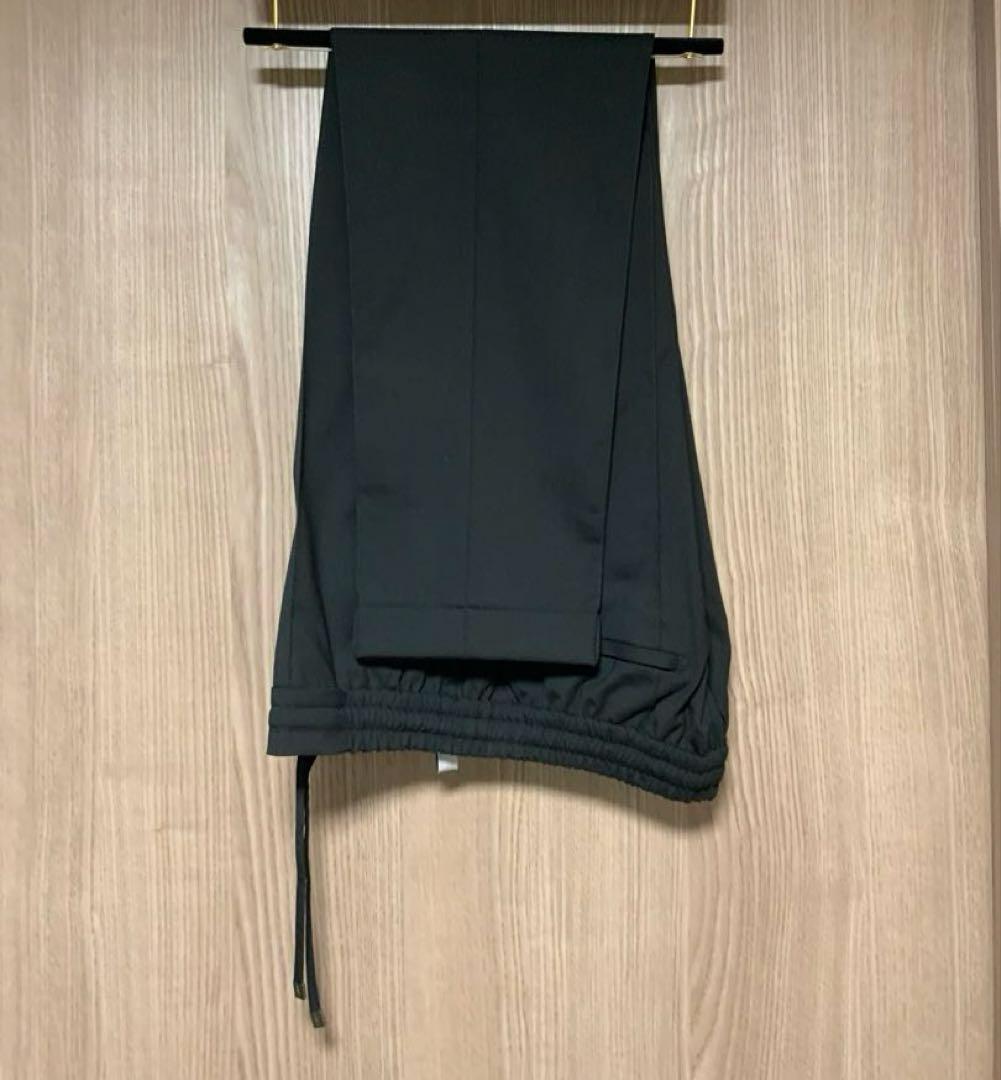 【干場別注モデル】H DUE 永久クリース ストレッチウールパンツ ブラック