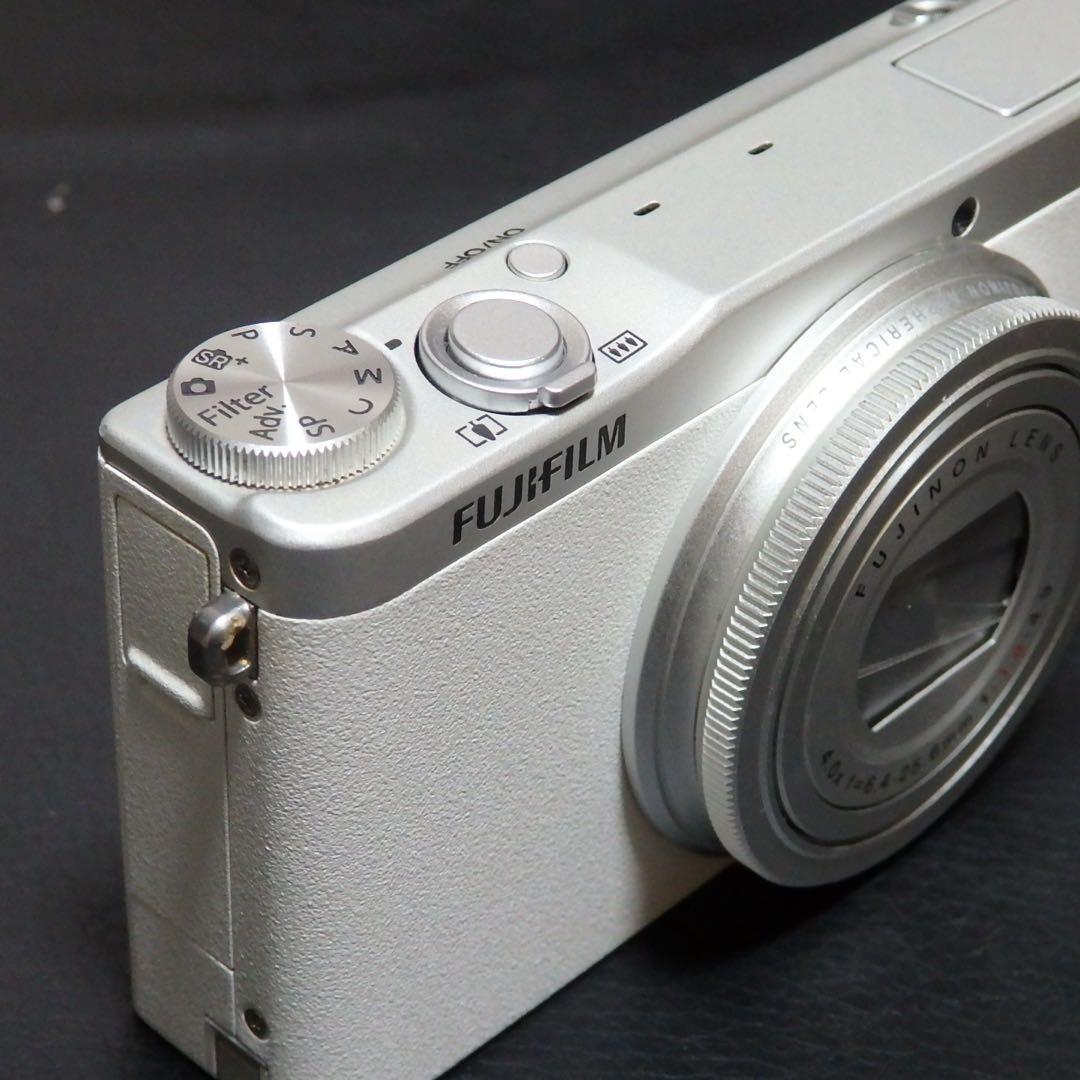 動作確認済み　美品　Fujifilm XQ2 ホワイト フジフイルム