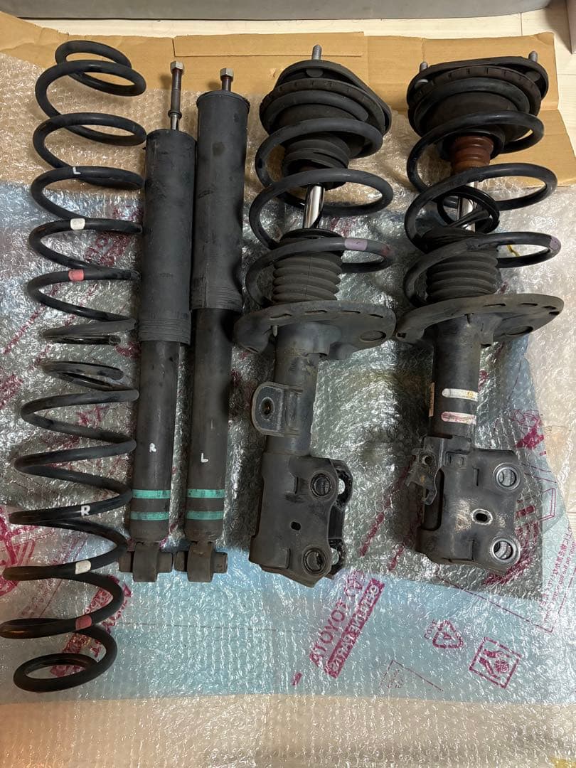 30プリウス後期純正サスペンション一台分