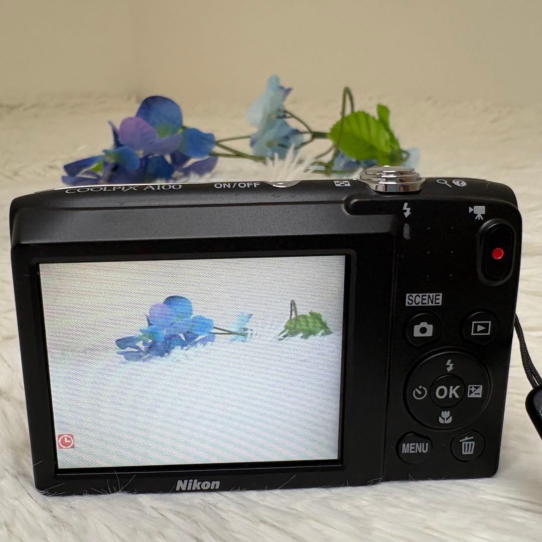 美品　Nikon カメラ　COOLPIX A100 充電器　シルバー　コンデジ