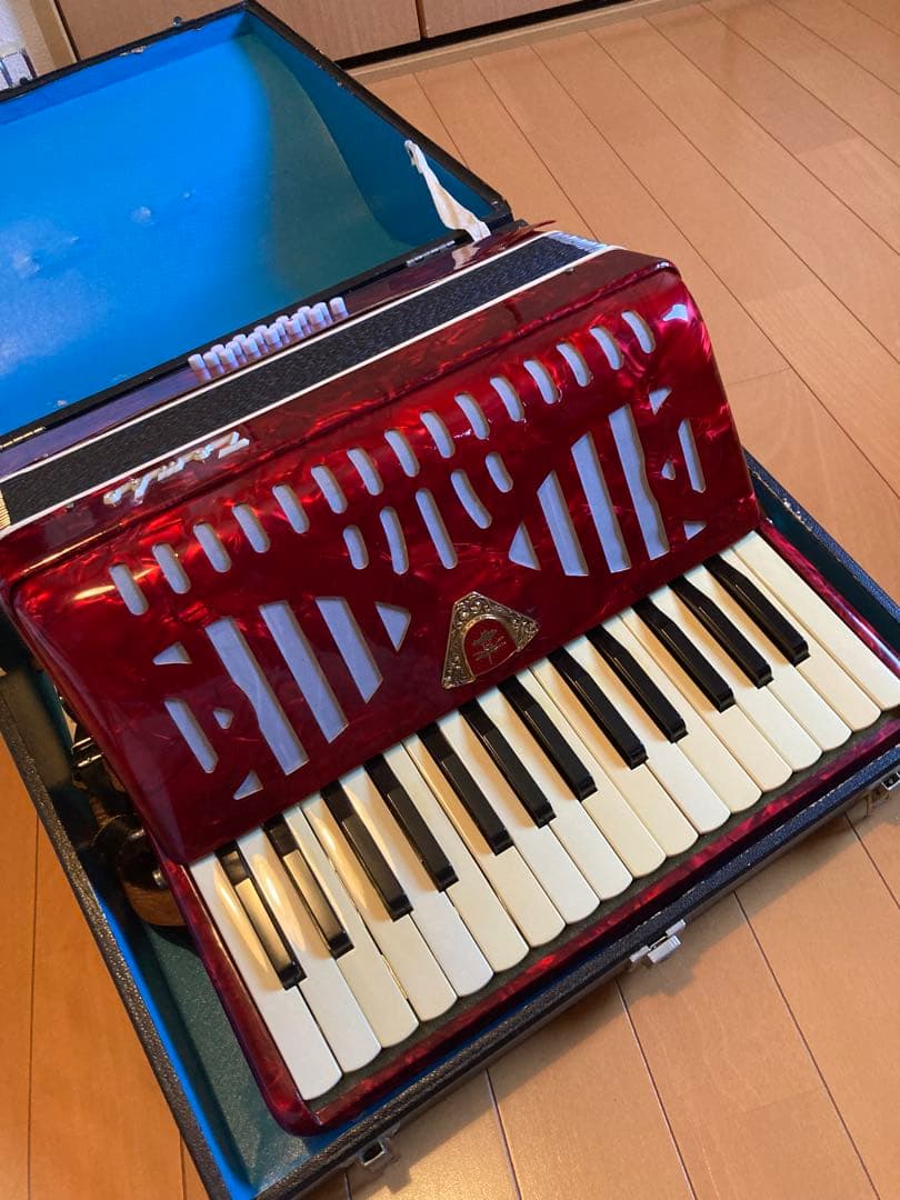 赤い37鍵アコーディオン