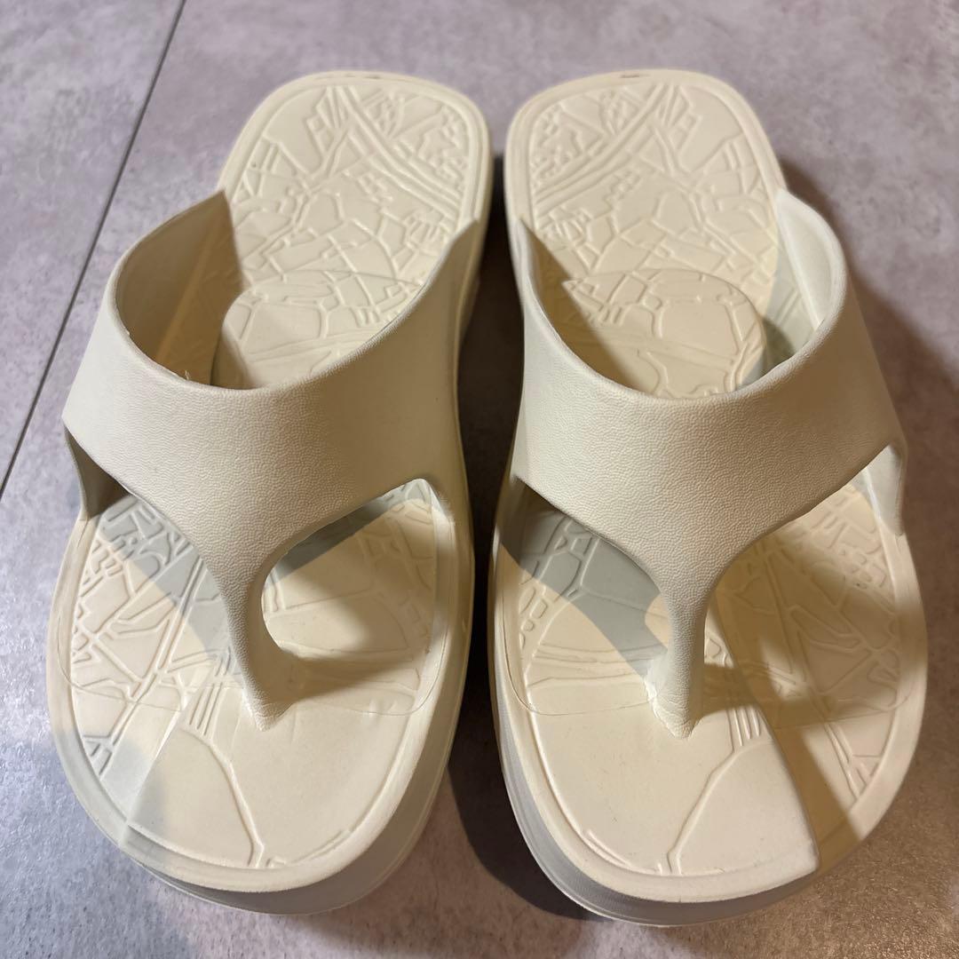 RACBAKI アイボリー トングサンダル