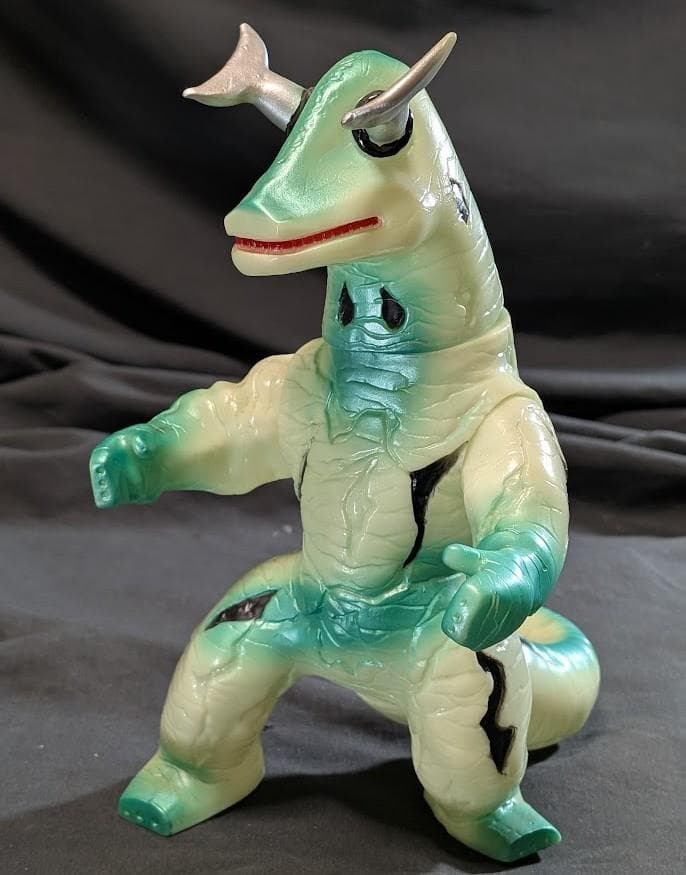 エレキング「ウルトラセブン」登場怪獣（ブルマァク復刻）蓄光版ソフビフィギュア