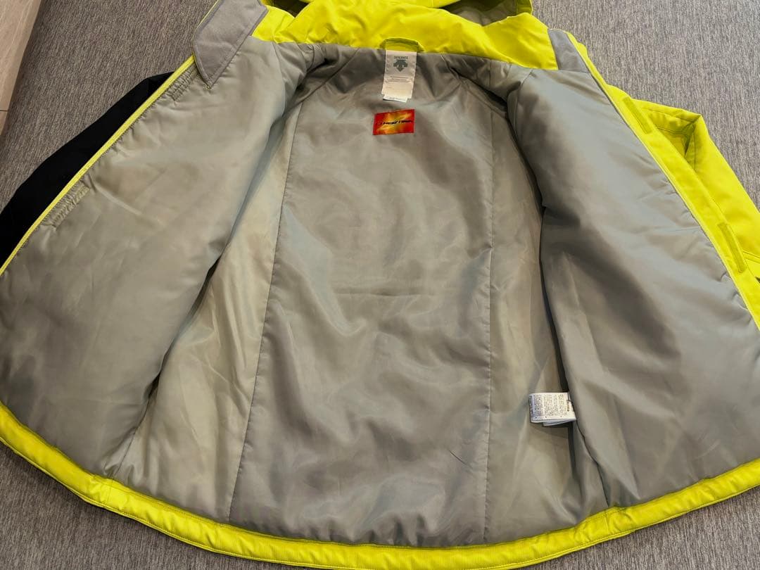 タグ付き未使用品⭐︎DESCENT⭐︎150 スキーウェア　ジャケットのみ　黄色　黒