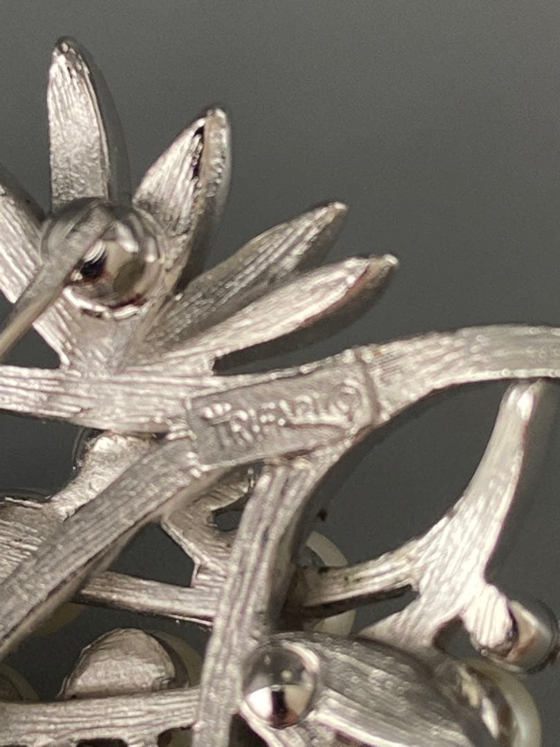 lotuscloud2605⭐️TRIFARI トリファリ ヴィンテージブローチ