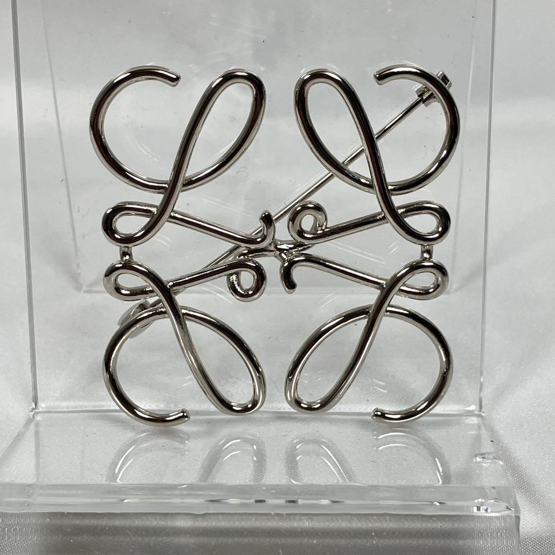 ロエベ アナグラム ブローチ シルバー色 中古良品