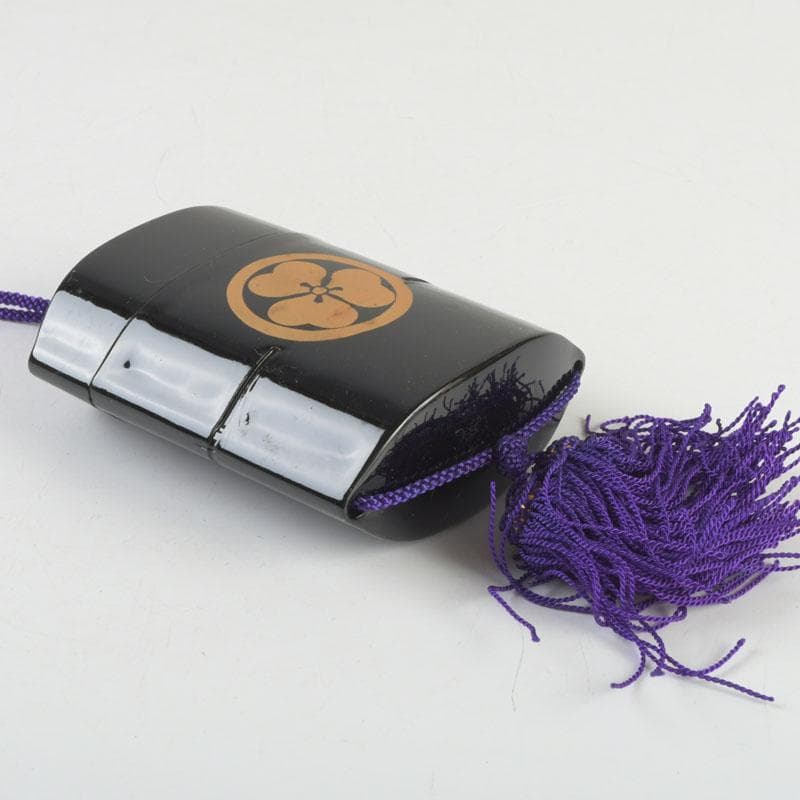 時代提げ物　黒漆　三つ葉葵蒔絵　印籠　薬入　根付　緒締め玉　C　9438