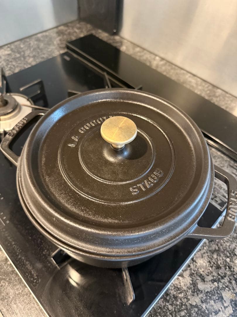 【美品】ストウブ ピコ・ココット ラウンド 22cm ブラック（黒）