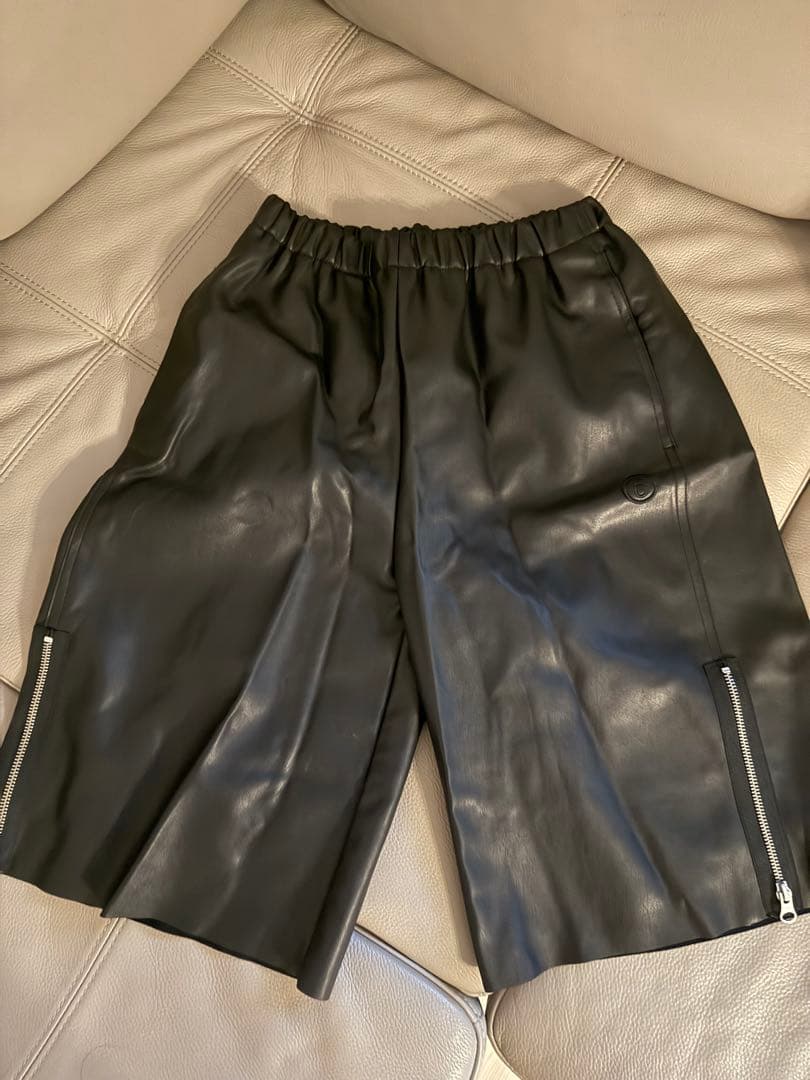 メゾン マルジェラ キッズ ジップディテール フェイクレザー ショートパンツ
