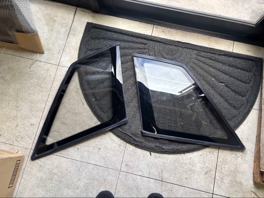 BNR32スカイラインGT-Rリアウォーターガラス左右　美品　モール付き