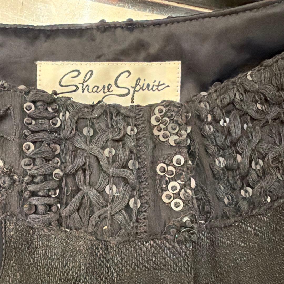 黒い模様入りパンツ ウエストビーズ装飾付き