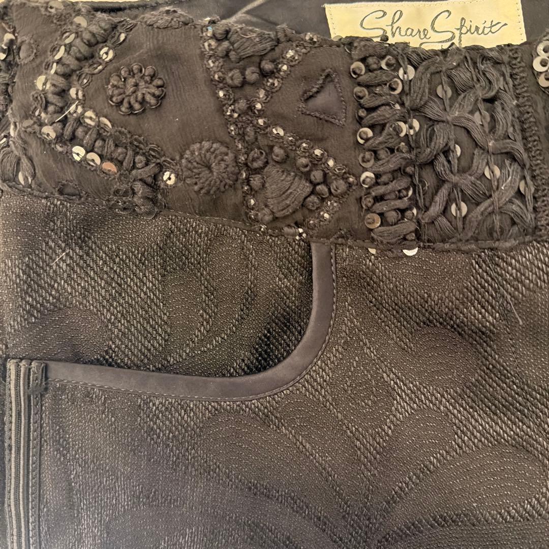 黒い模様入りパンツ ウエストビーズ装飾付き