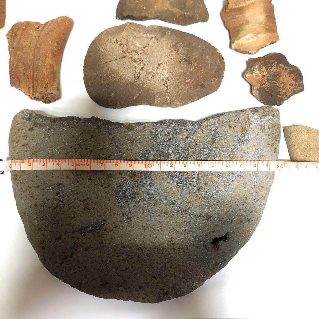 縄文時代の石皿、石斧、土器破片