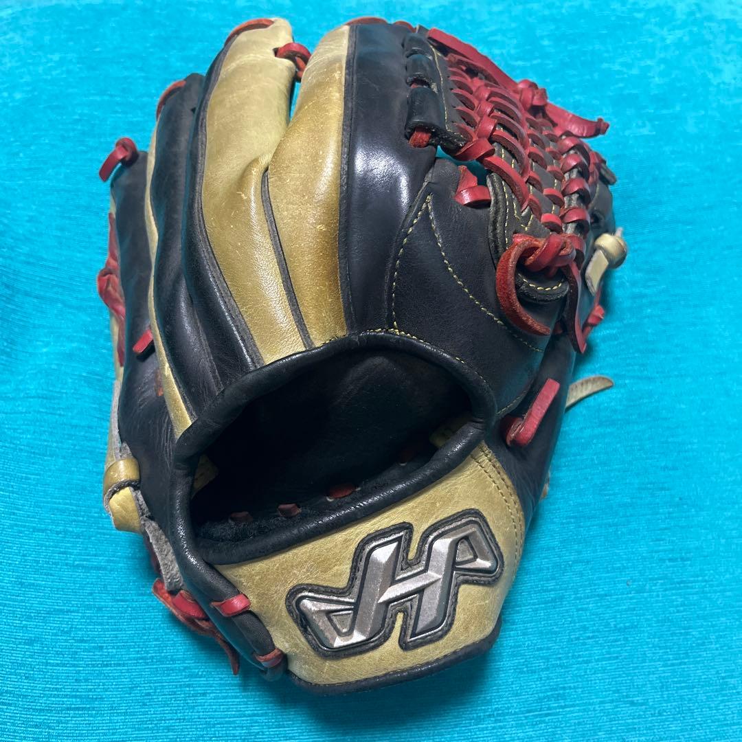 軟式グローブ 黒と赤 レースアップ