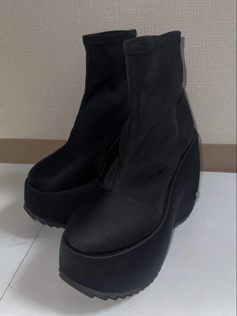靴 YELLO TOKYO BLACK PLATFORM SHORT BOOTS