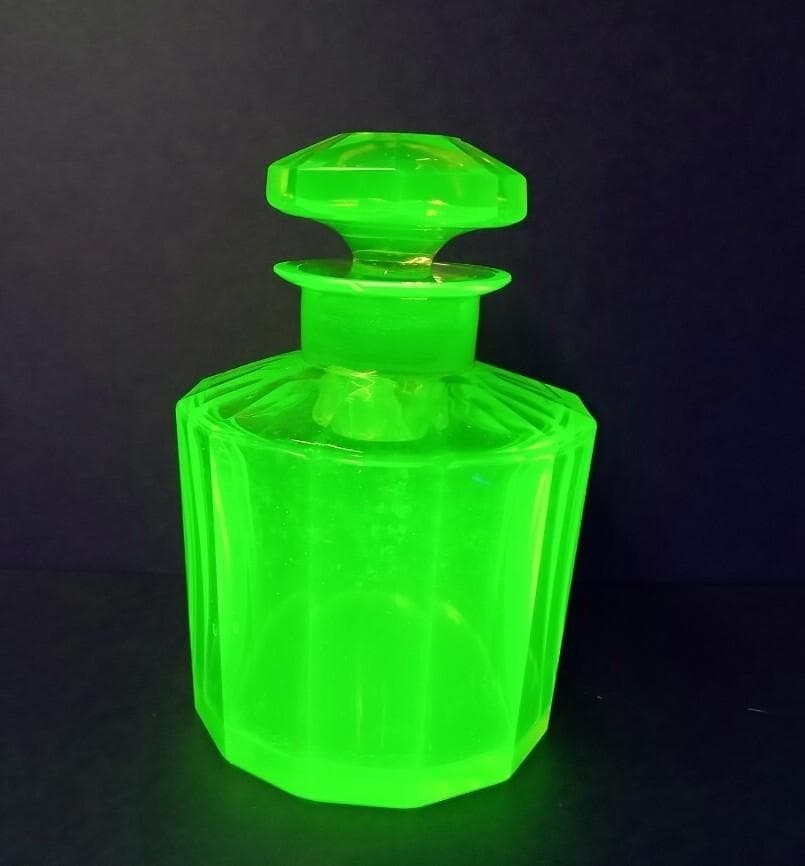 ★P0201★欧州 ウランガラス　12面カット　蓋付　香水瓶　化粧水　ボトル