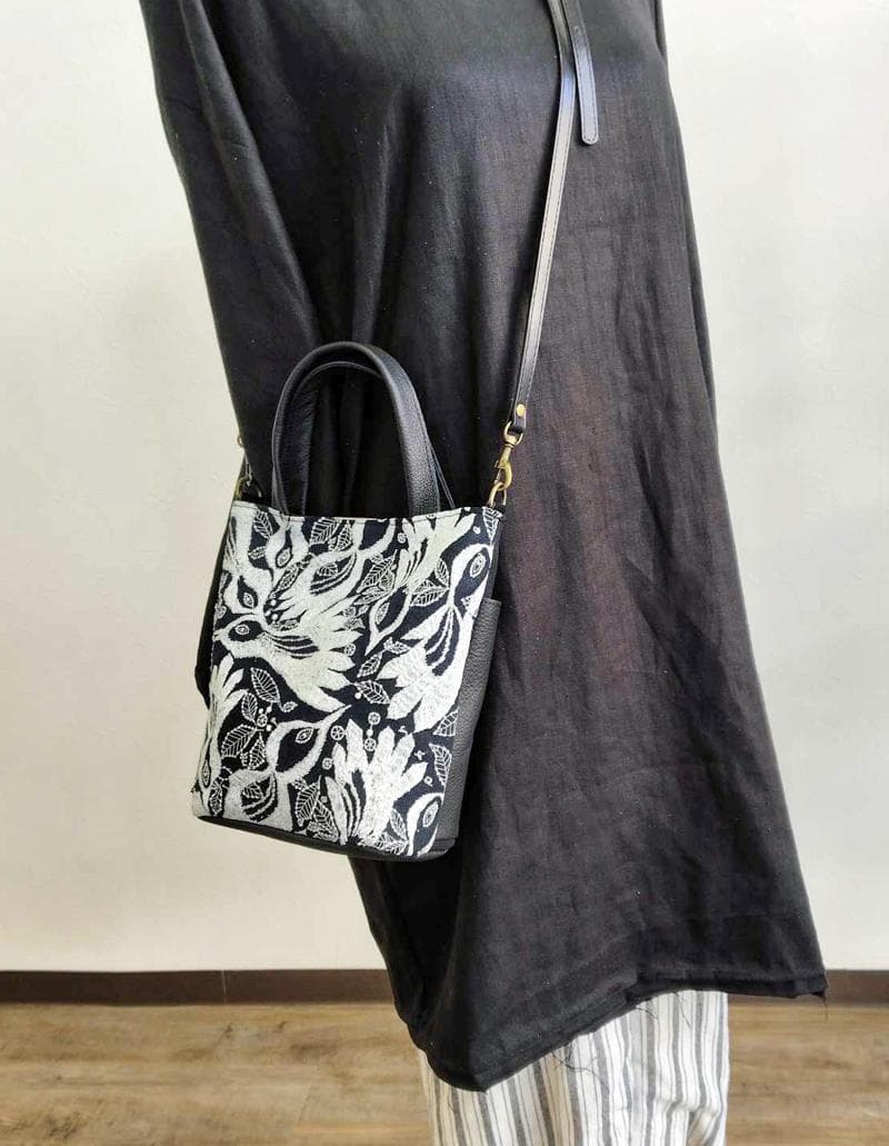 ミナペルホネン/carnival　カーニバルネイビー/バケツ型トート本革