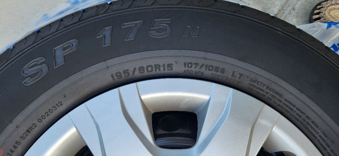 最終値下げ！トヨタ　純正　ハイエースタイヤ・ホイールセット 15インチ