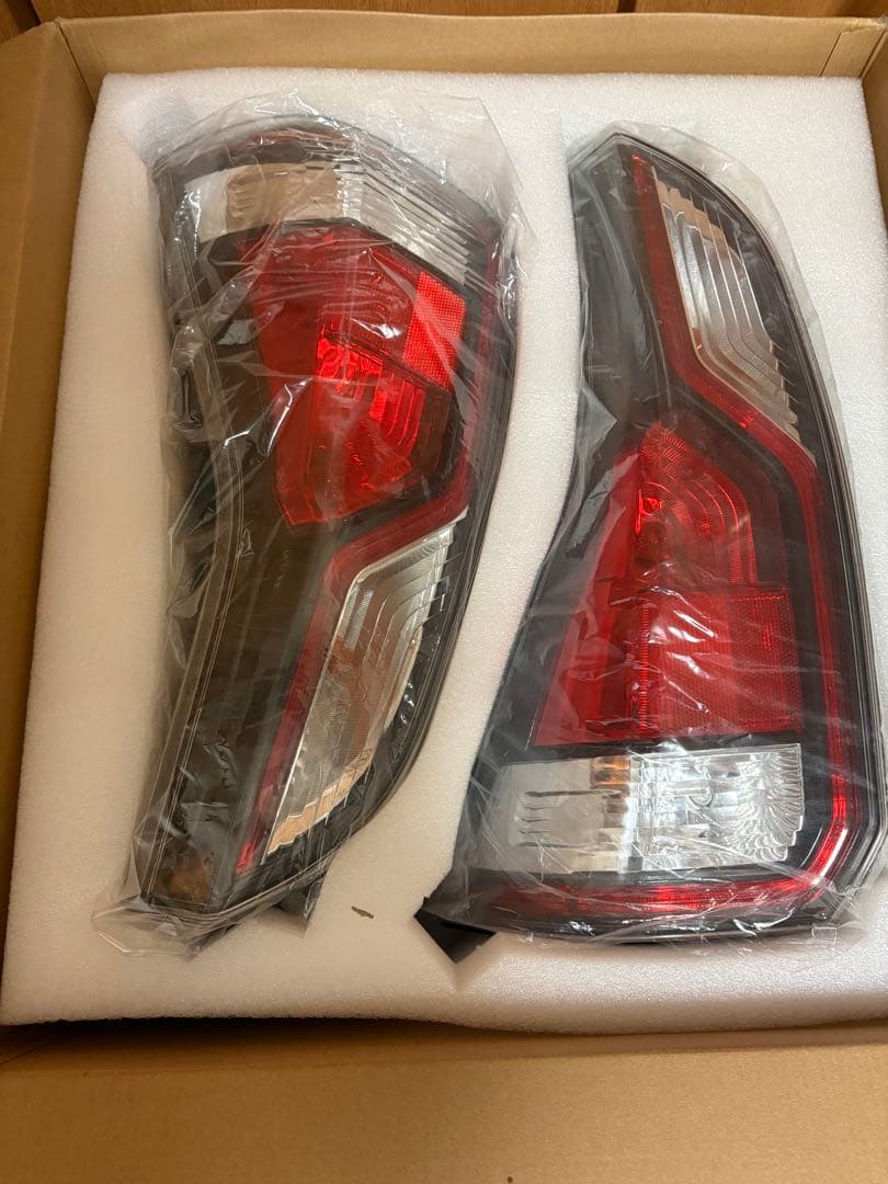 C27 セレナ　テールランプ