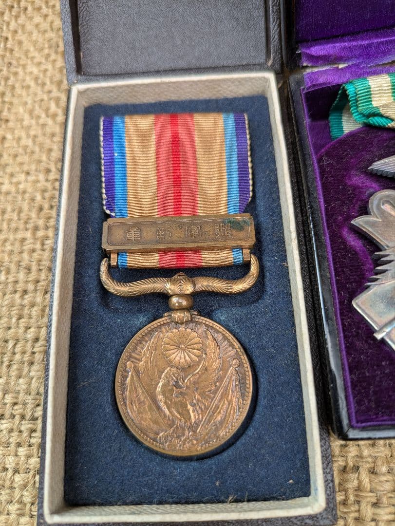 旧日本軍勲章　5種　大満洲國建國功労章　勲八位景雲章　功七級金鵄章ほか