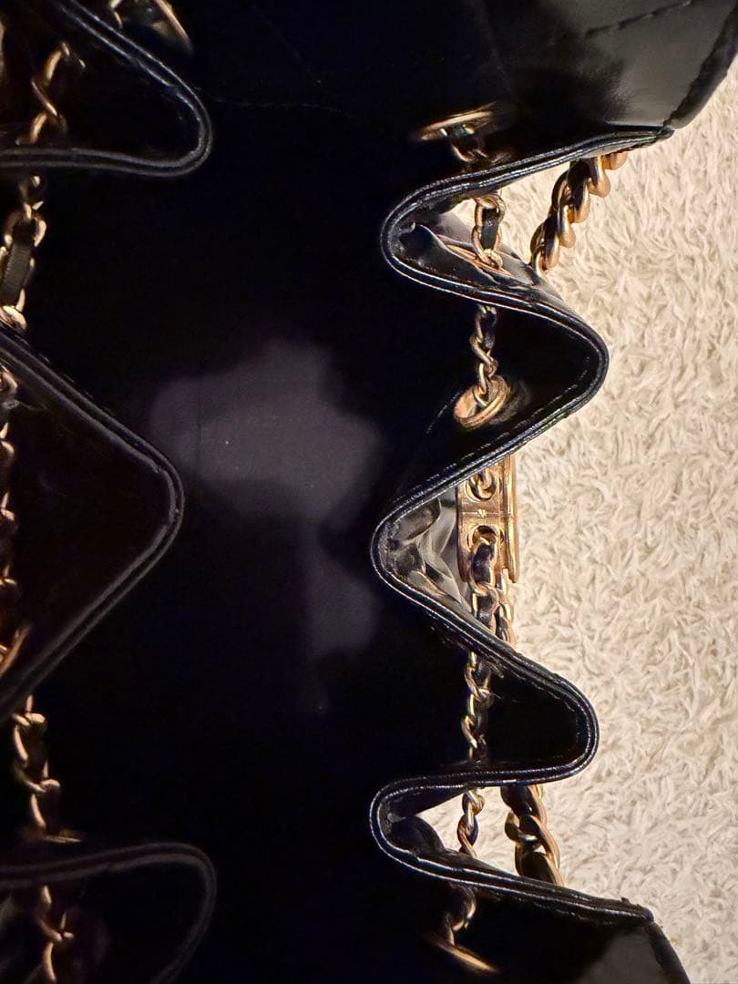 CHANEL キルティング ブラックパテントレザーショルダーバッグ