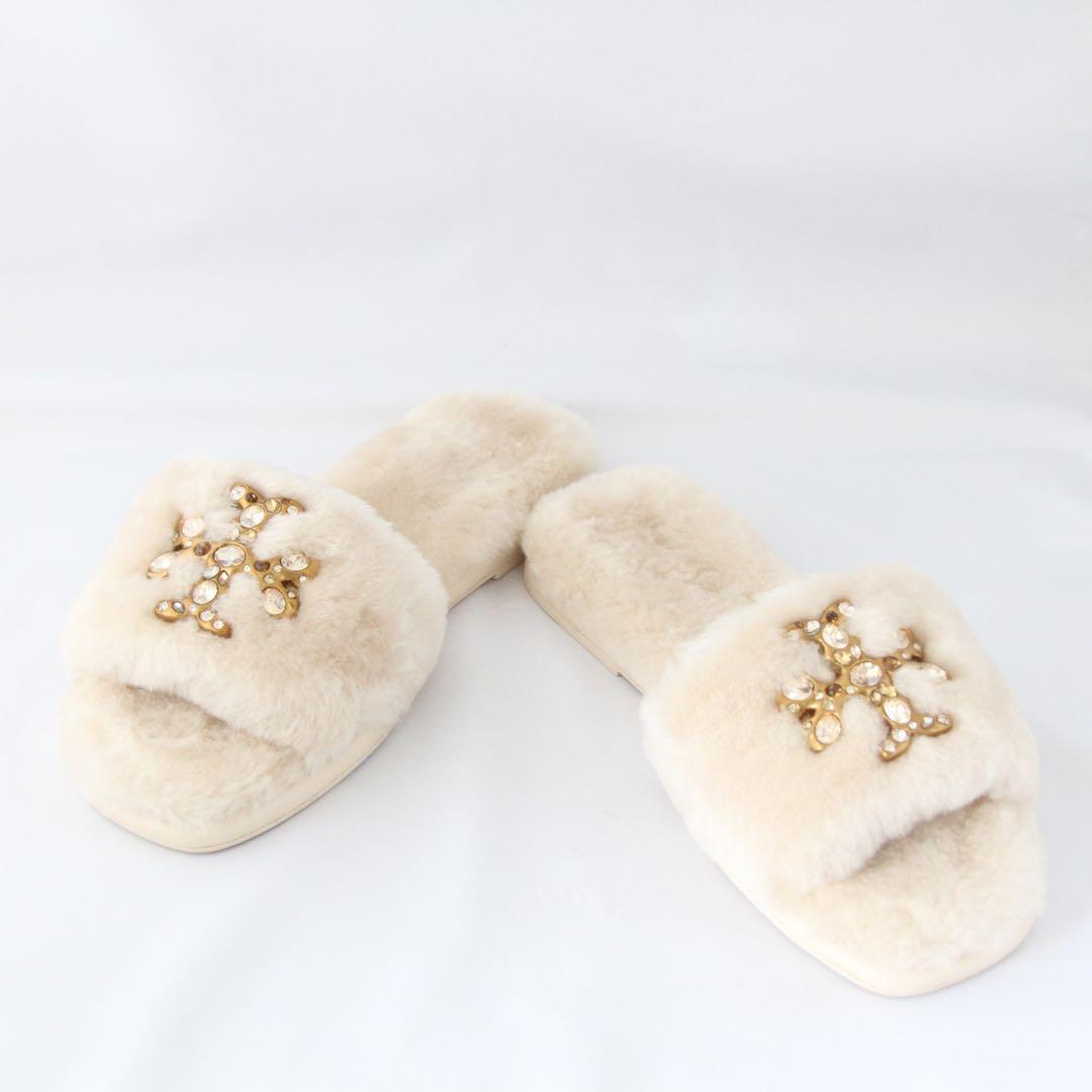 TORY BURCH ふわふわ柔らかファー ダブルＴロゴ ジュエルシアリング