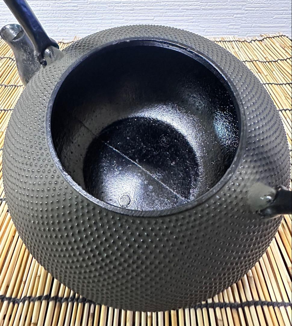 未使用、付属品付 南部盛栄堂販売 南部秀山 佐藤 勝弘作 １５型アラレ 鉄瓶