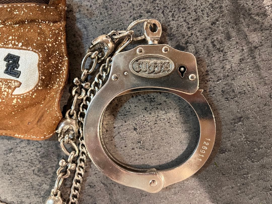 Cuffz by linz 手錠付きウォレットチェーン