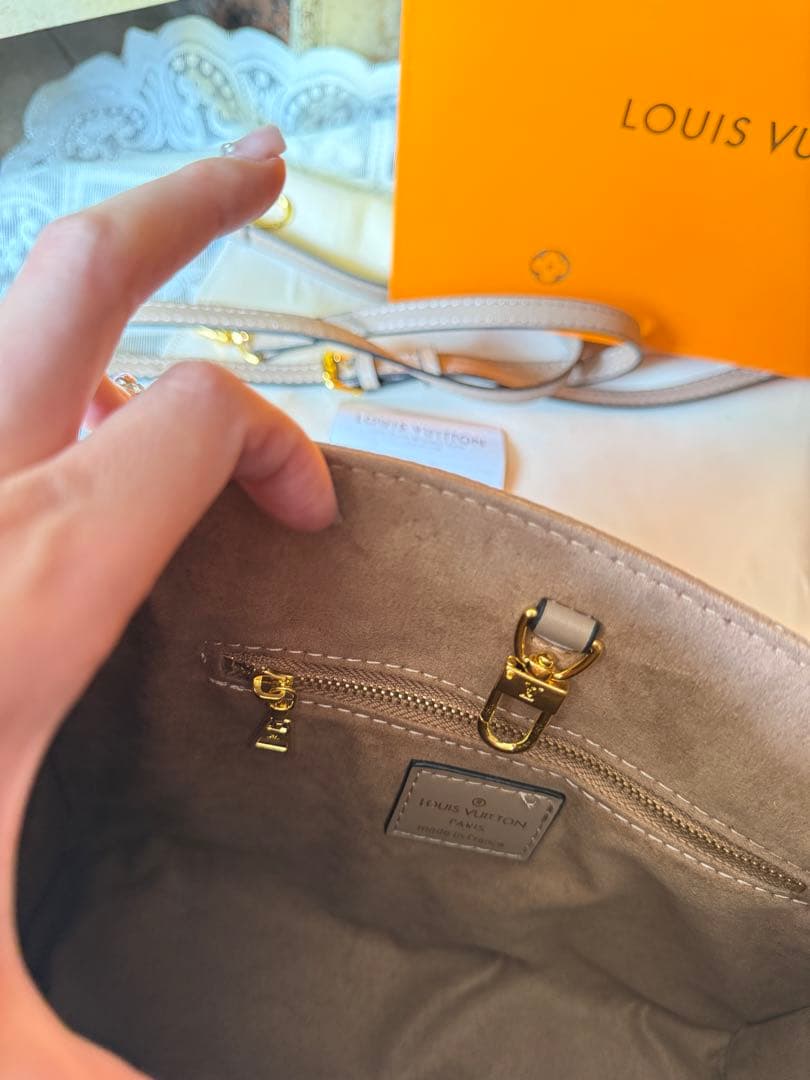 ベージュ モノグラム ショルダーバッグ