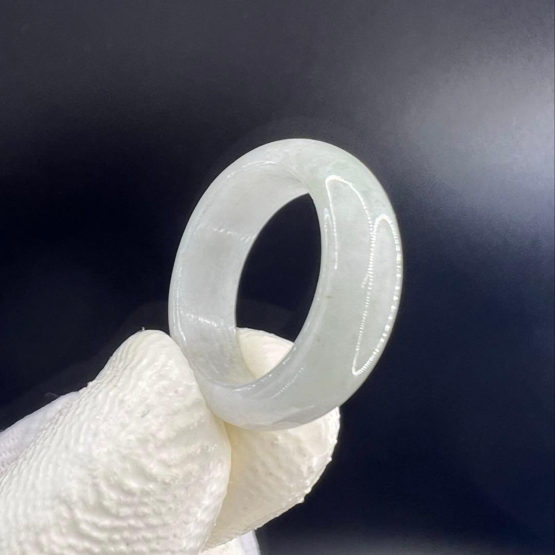 新品　ミャンマー産天然Aランク翡翠ののくり抜きリンググリーンホワイトAB1006