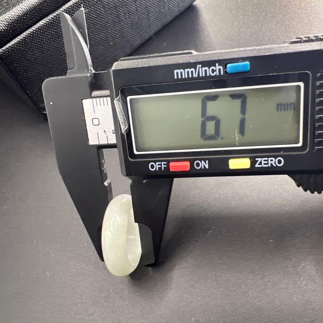 新品　ミャンマー産天然Aランク翡翠ののくり抜きリンググリーンホワイトAB1006