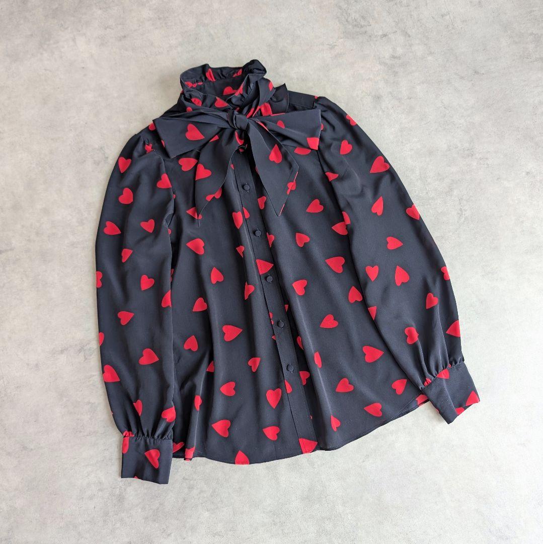 LOULOU WILLOUGHBY デシンハートプリントボウタイブラウス