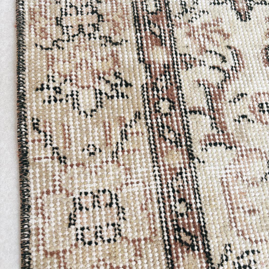 トルコ　ヴィンテージラグ　ベージュ　ブラウン　フローラル