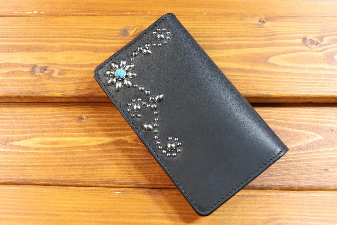 スタッズ ミドルウォレット 革黒 糸黒 栃木レザー使用