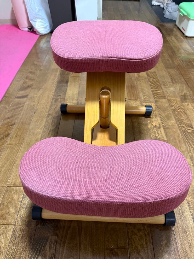 姿勢矯正用チェア 木製フレーム ピンク