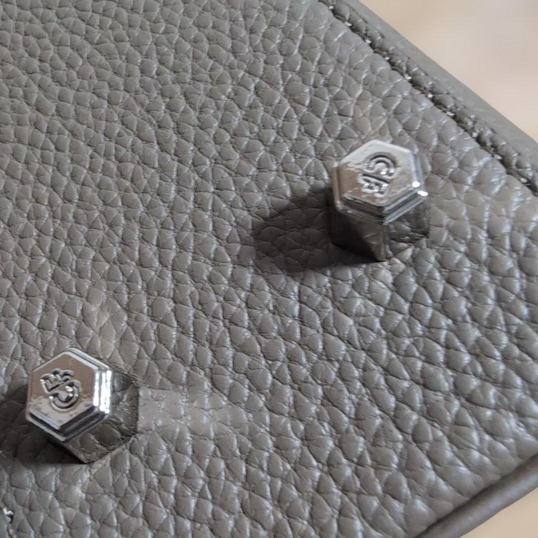 カフネ　グレージュのバッグ