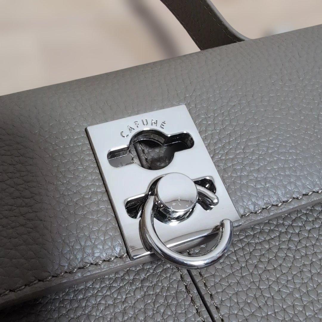 カフネ　グレージュのバッグ