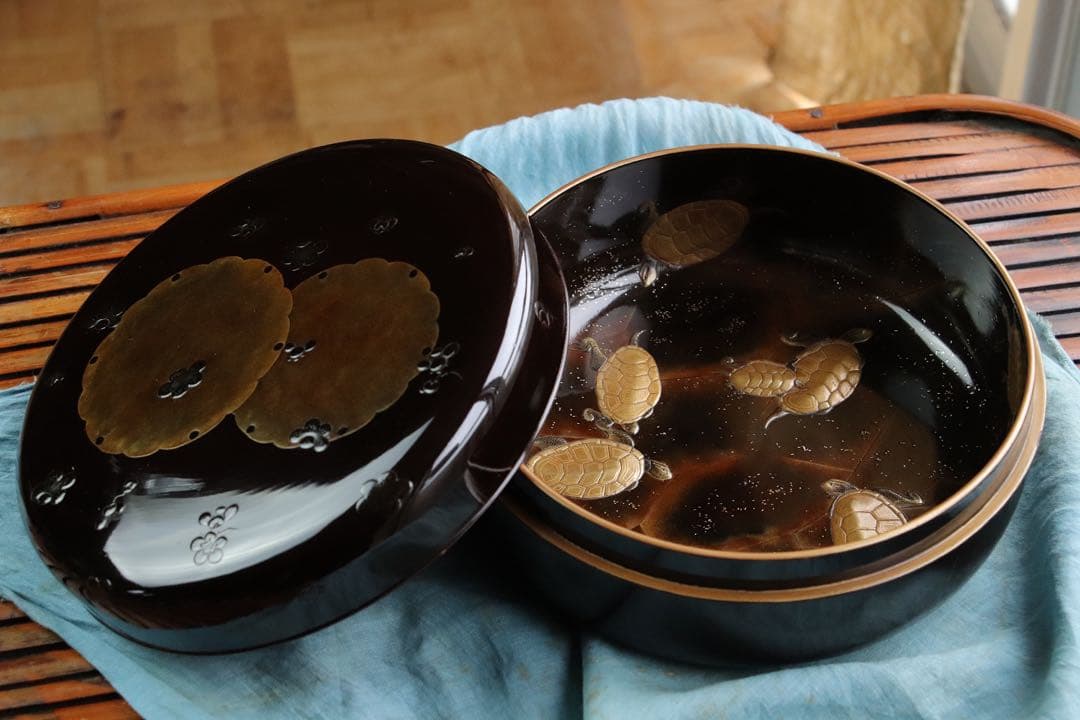 茶道具　古い食籠　雪輪に梅　亀　金蒔絵　闇蒔絵　木製　菓子器　梨子地　漆器　亀甲
