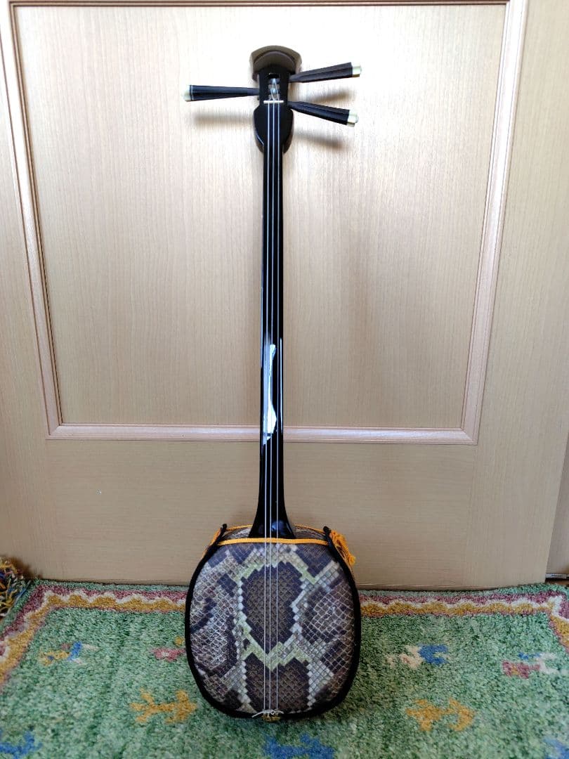 三線本体 人工皮革 蛇皮模様 ハードケース付き