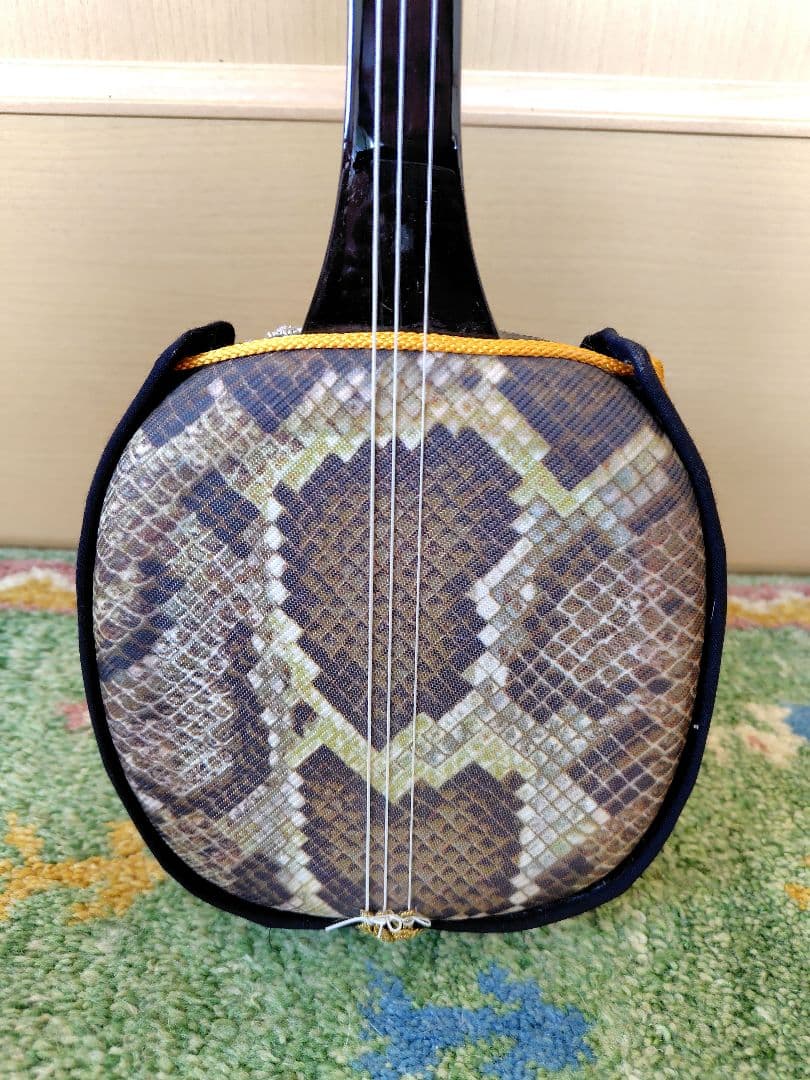 三線本体 人工皮革 蛇皮模様 ハードケース付き