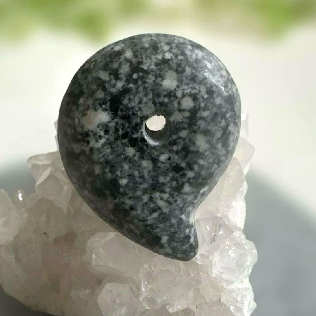 【遠野霊石】 勾玉　獣形勾玉(ニノ型) 大ぶり　高波動勾玉　感謝の石