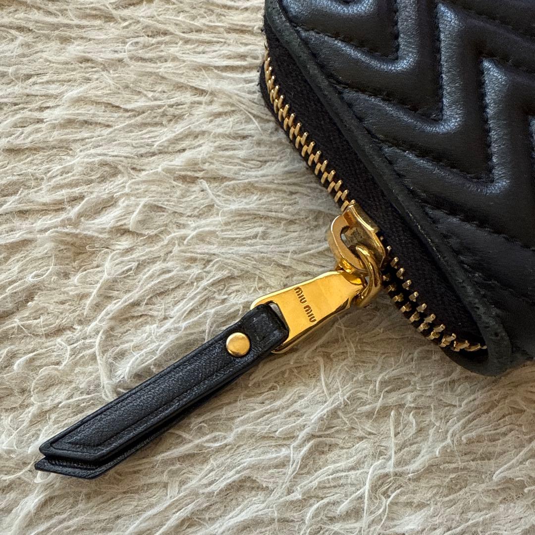miumiu ミュウミュウ マテラッセ ラウンドファスナー レザー ケース