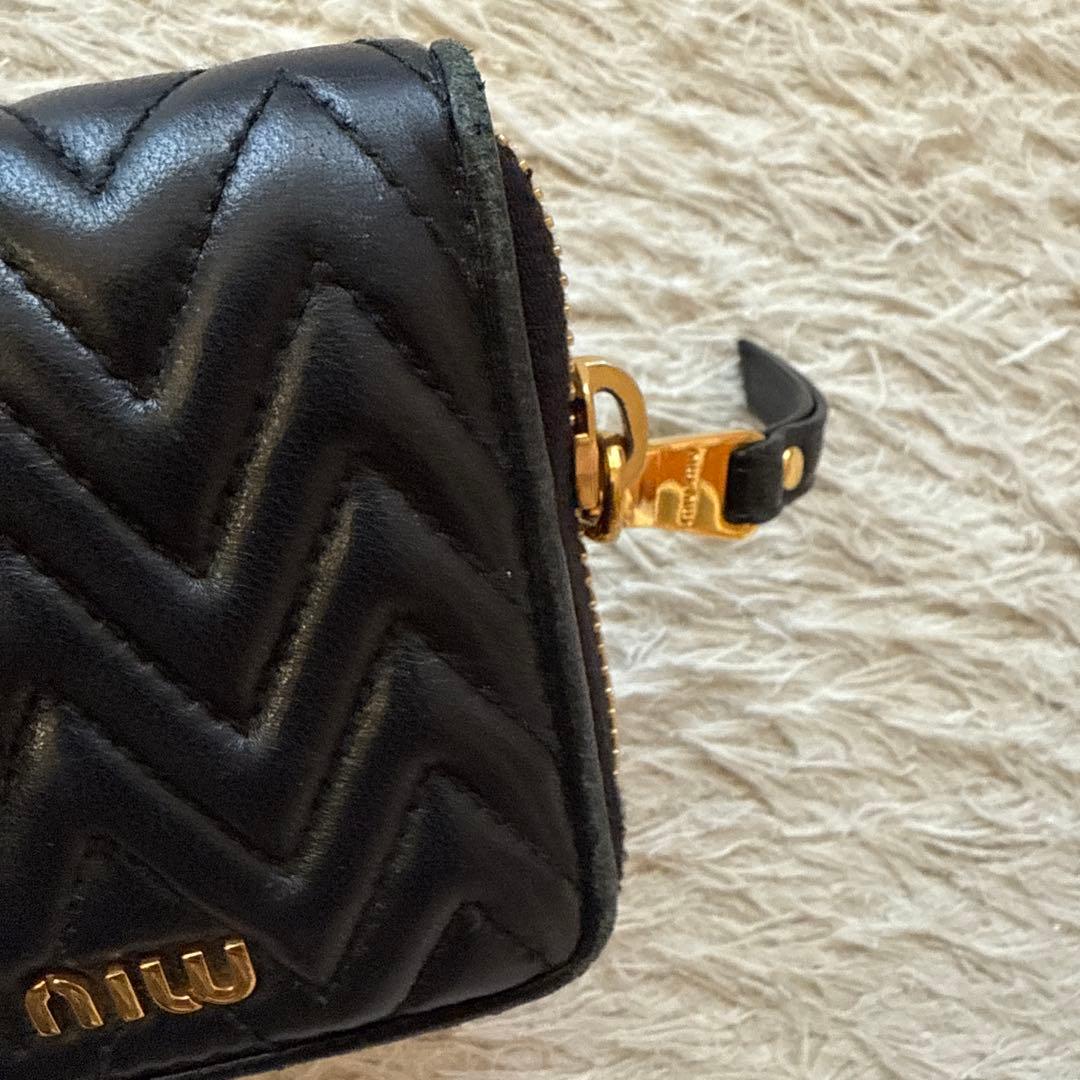 miumiu ミュウミュウ マテラッセ ラウンドファスナー レザー ケース