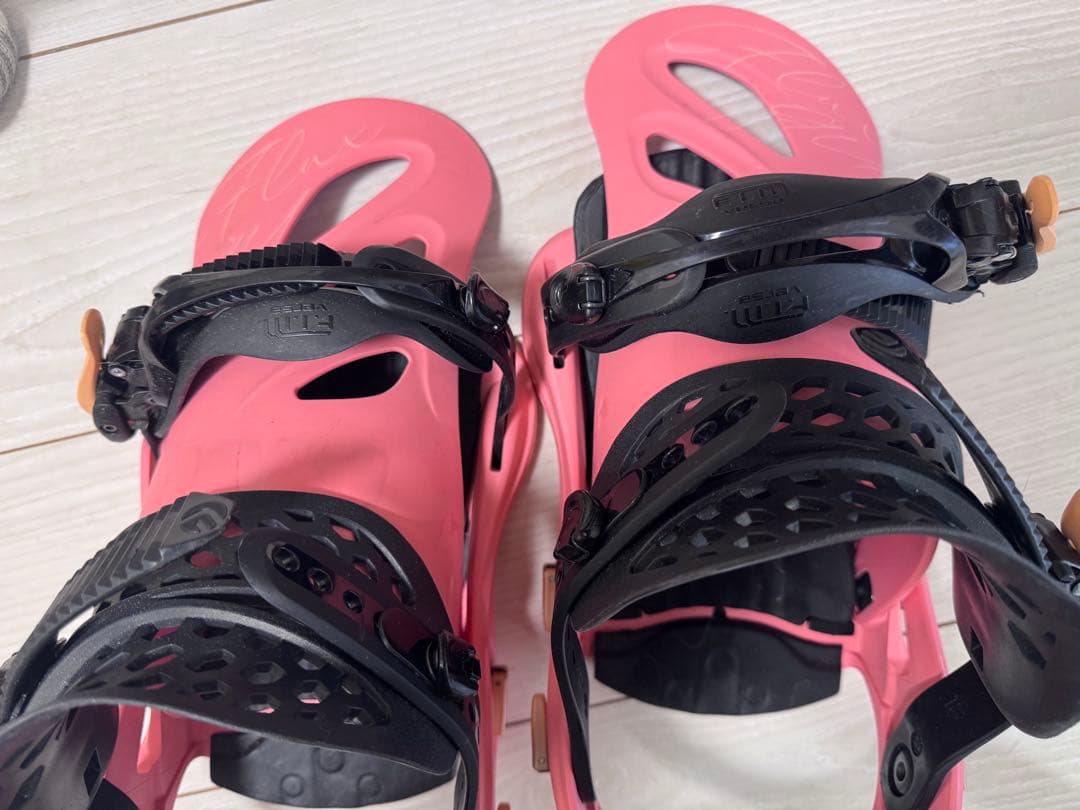 ピンク スノーボード ビンディング