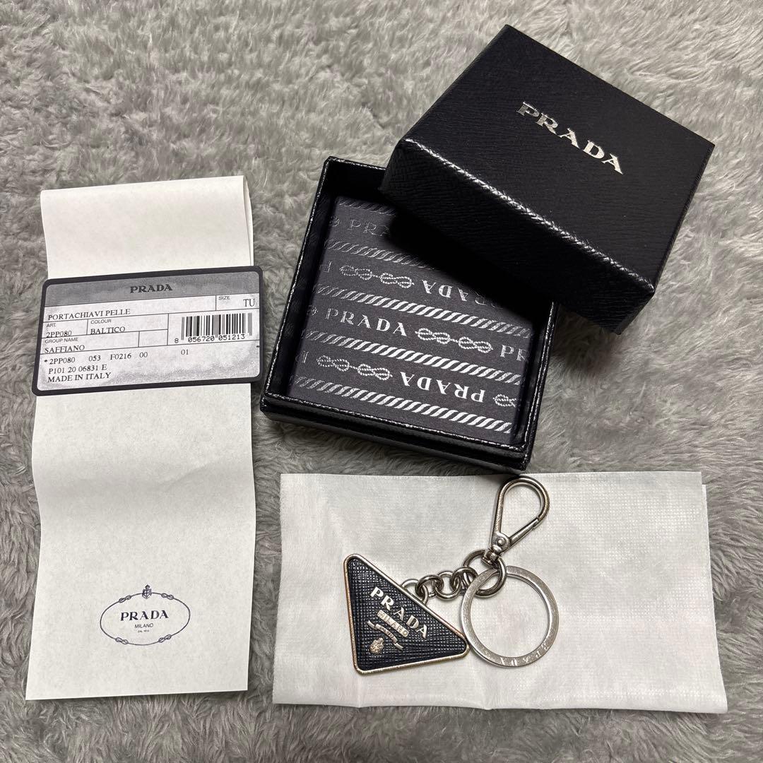 PRADA プラダ　サフィアーノ トライアングル ロゴ シルバー キーリング