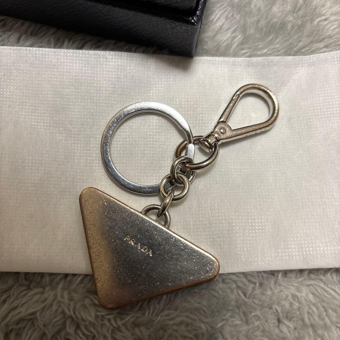 PRADA プラダ　サフィアーノ トライアングル ロゴ シルバー キーリング