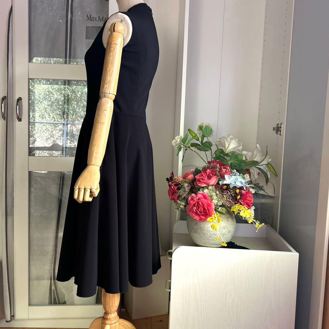 極美品　ルネ　シルエットを綺麗に見せるデザイン　フレアワンピース 黒