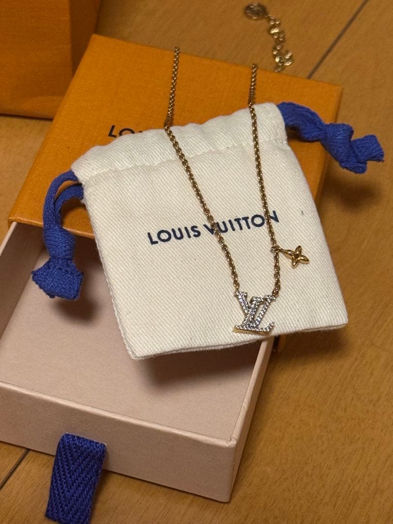 LOUIS VUITTON LVロゴネックレス ゴールド
